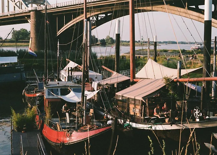 Boat 'Opoe Sientje' Bed and Breakfast Nijmegen
